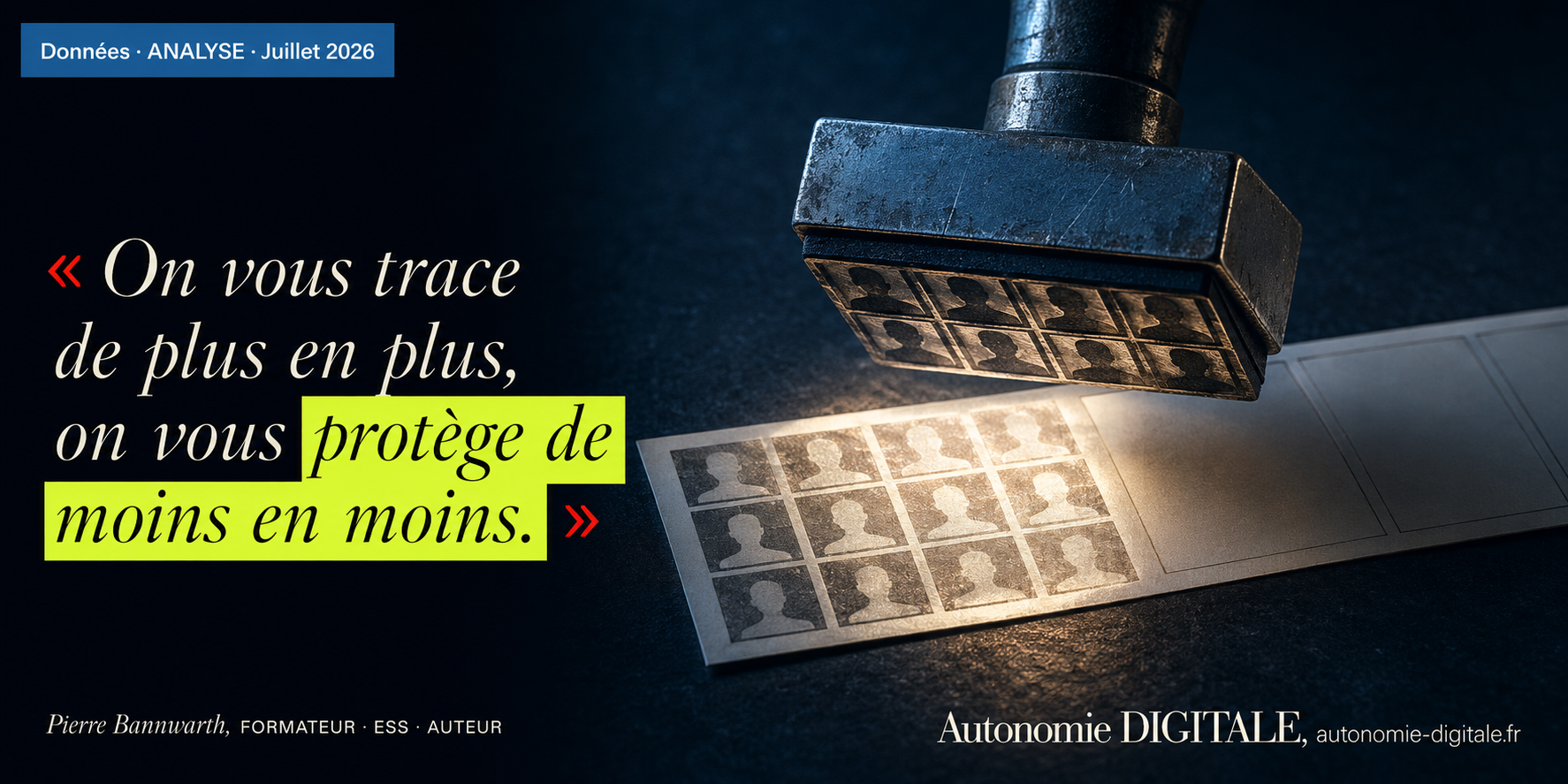 Un tampon encreur métallique suspendu au-dessus d'une bande de photomaton vierge, dont l'empreinte laisse apparaître une grille de visages identiques
