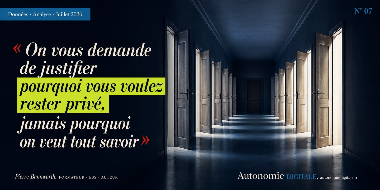 Un long corridor de portes closes identiques, une seule entrouverte laissant filtrer la lumière